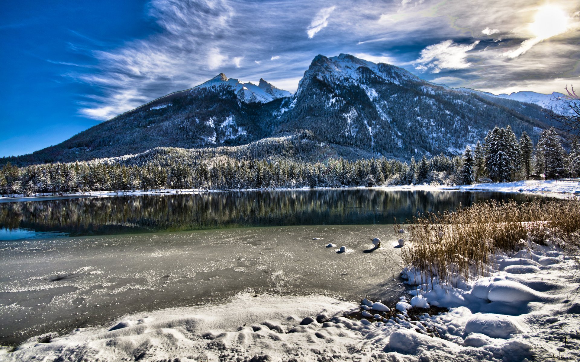 paisajes baviera alemania montañas naturaleza vistas lugares belleza lago agua invierno nieve hierba cumbre picos nubes cielo sol mañana costa 2560x1600