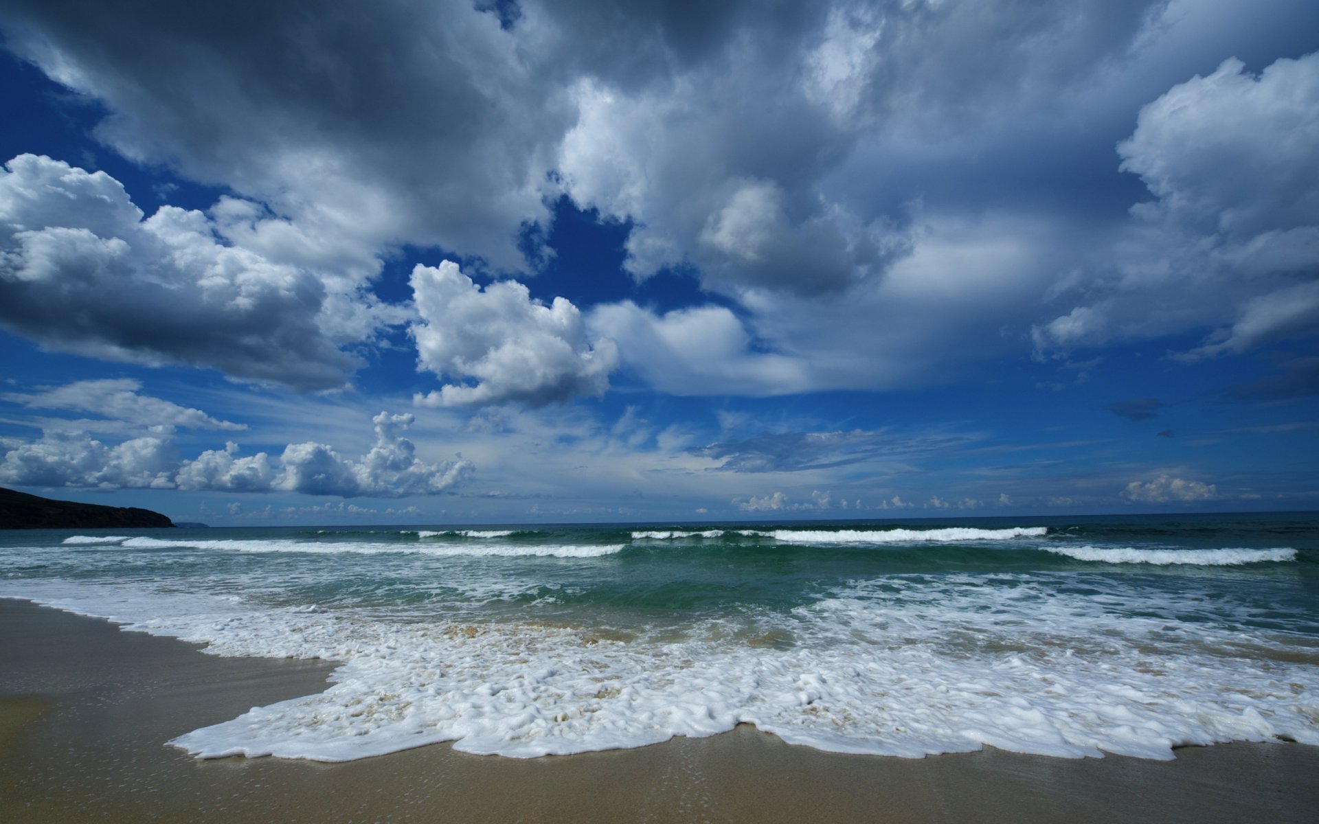 mer vagues vague eau côte sable plage ciel bleu nuages nature paysage