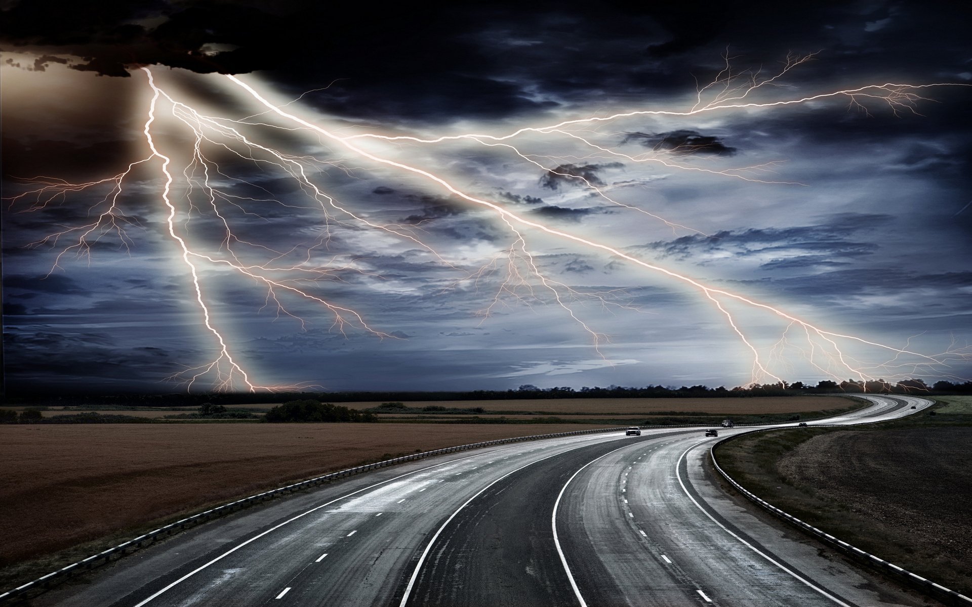 straße strecke ebene felder horizont himmel wolken blitz entladung