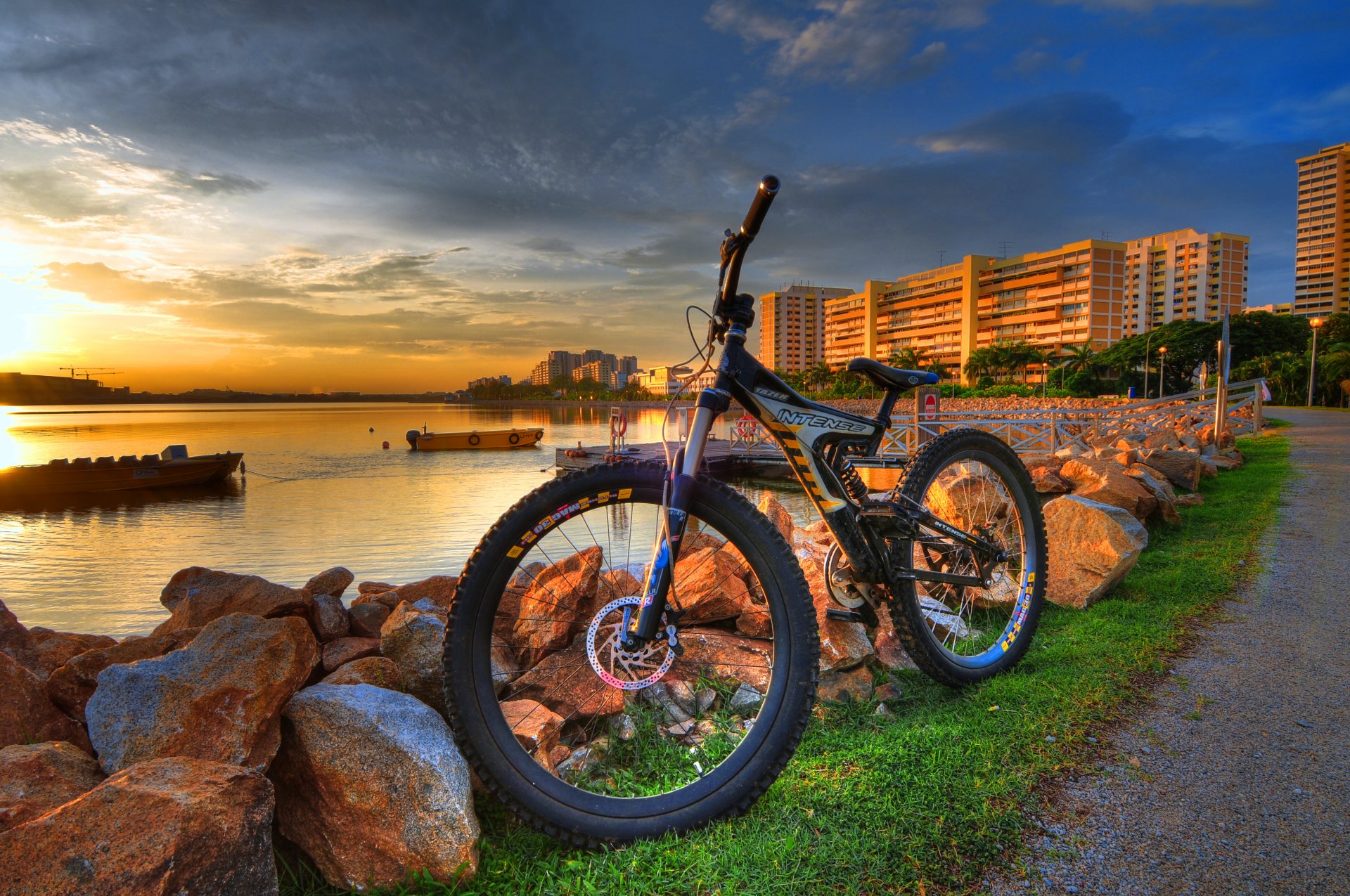 città bicicletta pietre fiume barche tramonto