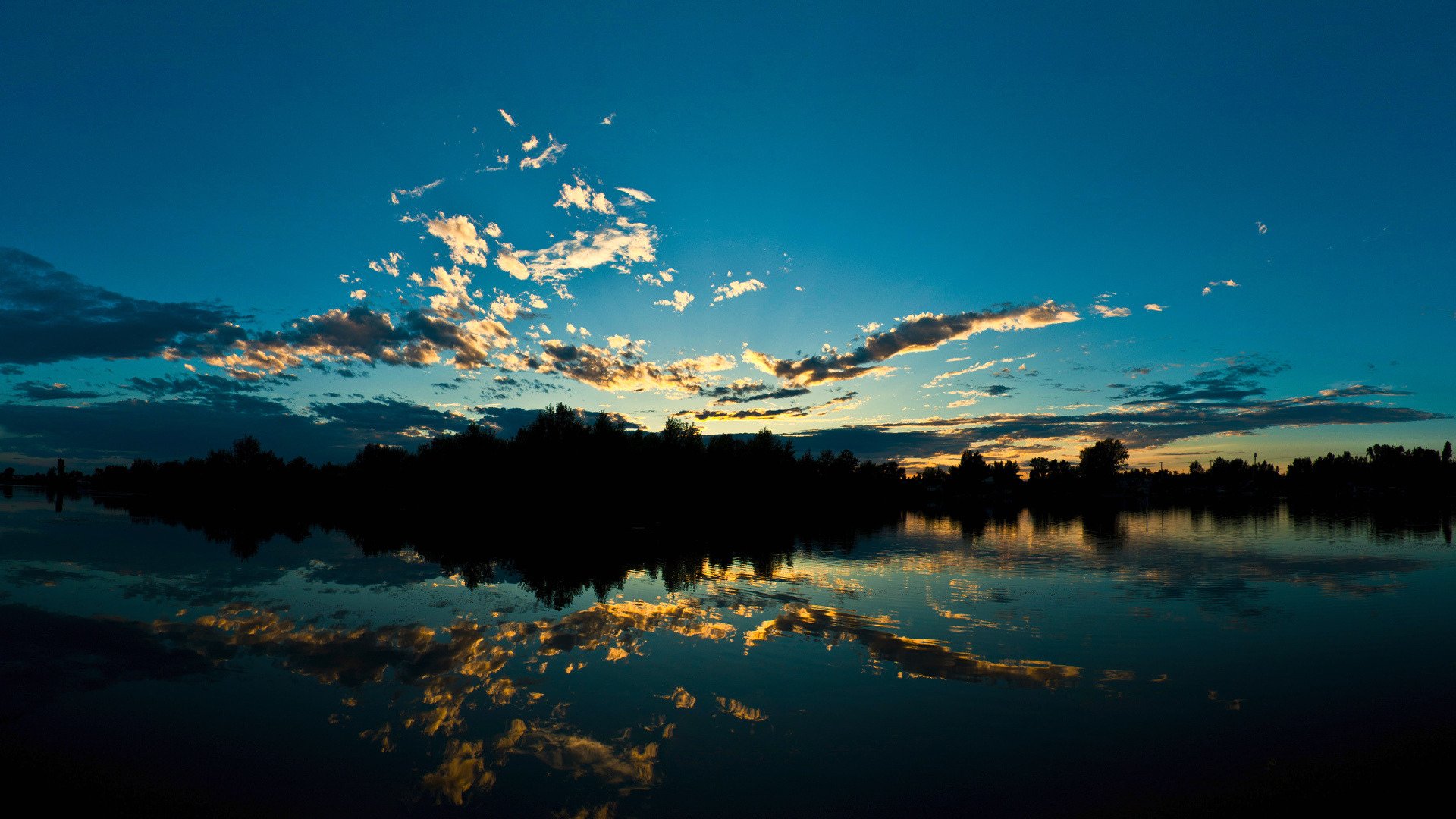 acqua alberi nuvole riflessione