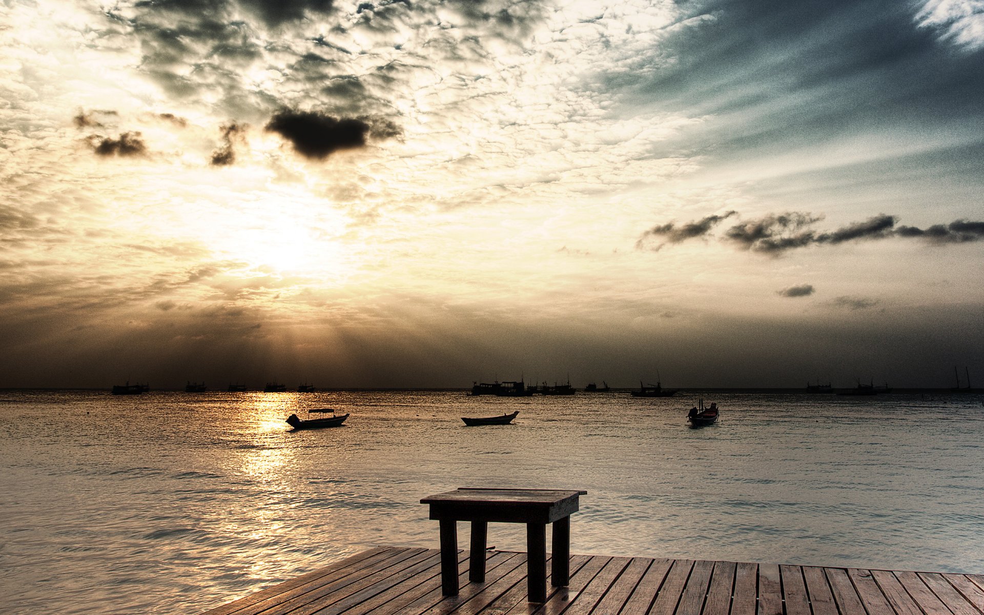 nature paysage. mer vagues bateaux jetée quai ciel soleil rayons