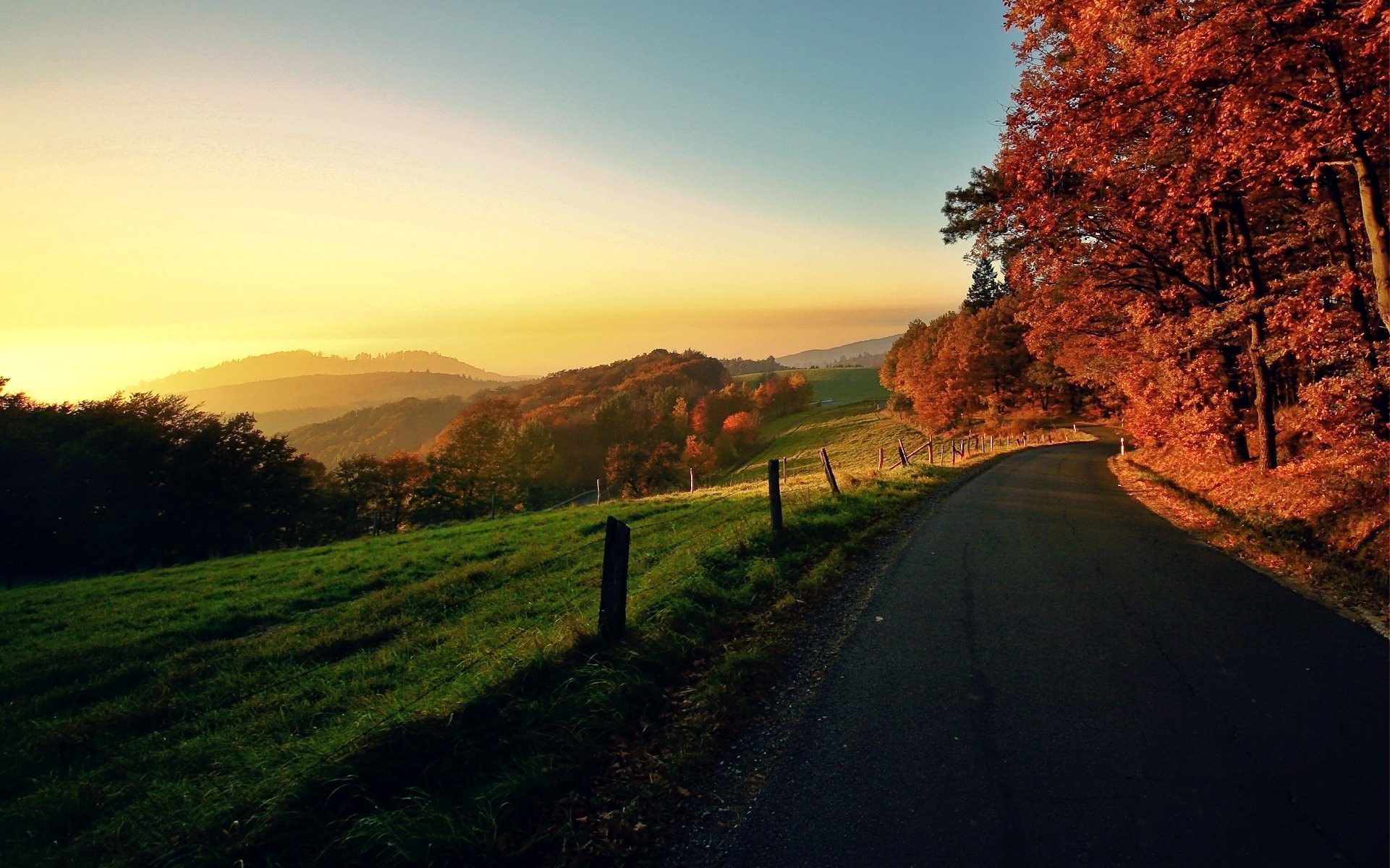 paysage nature coucher de soleil lever du soleil soleil ciel horizon route village campagne arbres feuillage automne