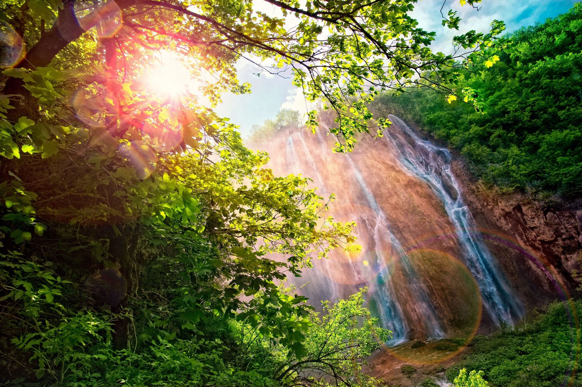 cascade éblouissant soleil éblouissement spectre arc en ciel montagnes nature paysage