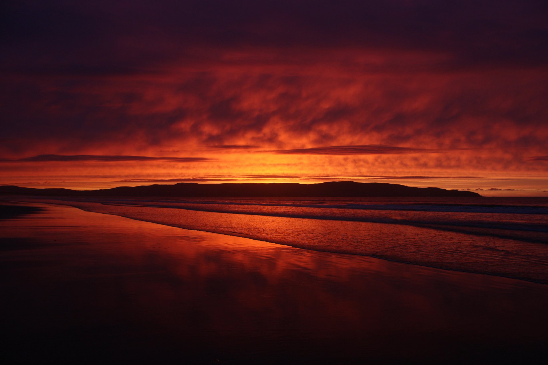 drapeau rouge sanglant rouge coucher de soleil