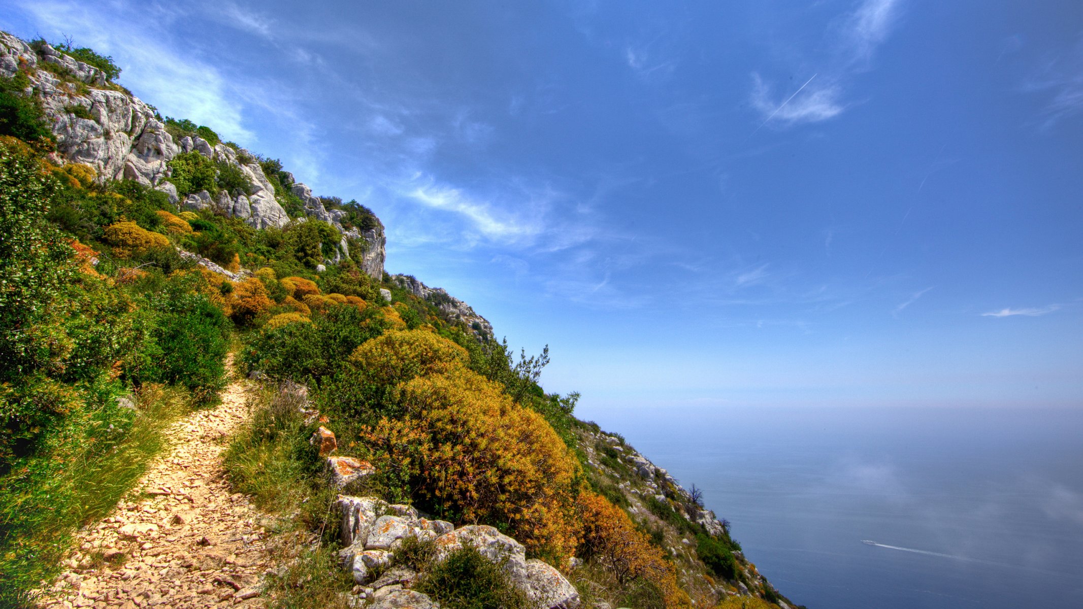 pareti piene hd paesaggi natura roccia rocce acqua vista oceano mare barca barche motoscafi sletda sotto erba fiori estate primavera bellezza altezza