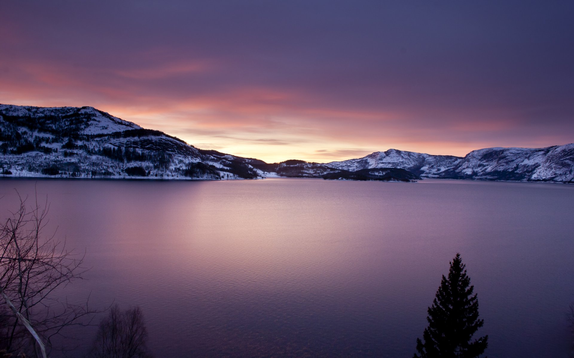 paysage nature eau lac montagnes arbres épinettes surface nuages ciel