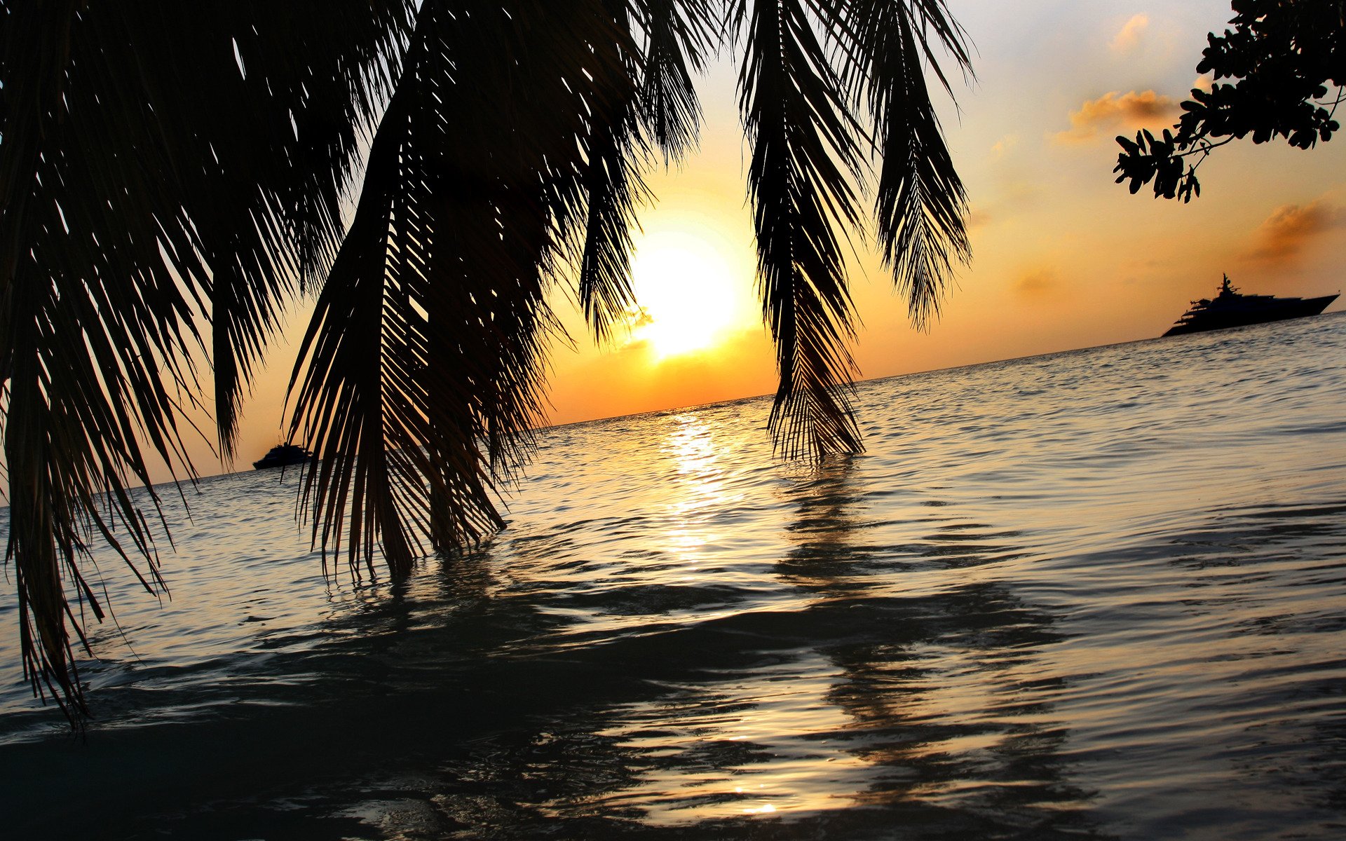 îles bandos maldives île bandos coucher de soleil mer palmiers yacht soleil ciel vacances