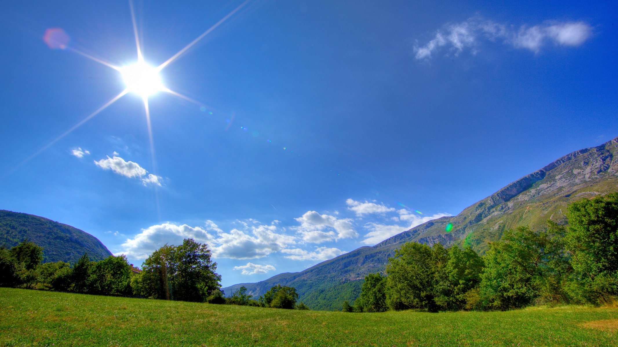 landschaften morgen sonne himmel gras berge full hd wände 2560x1440