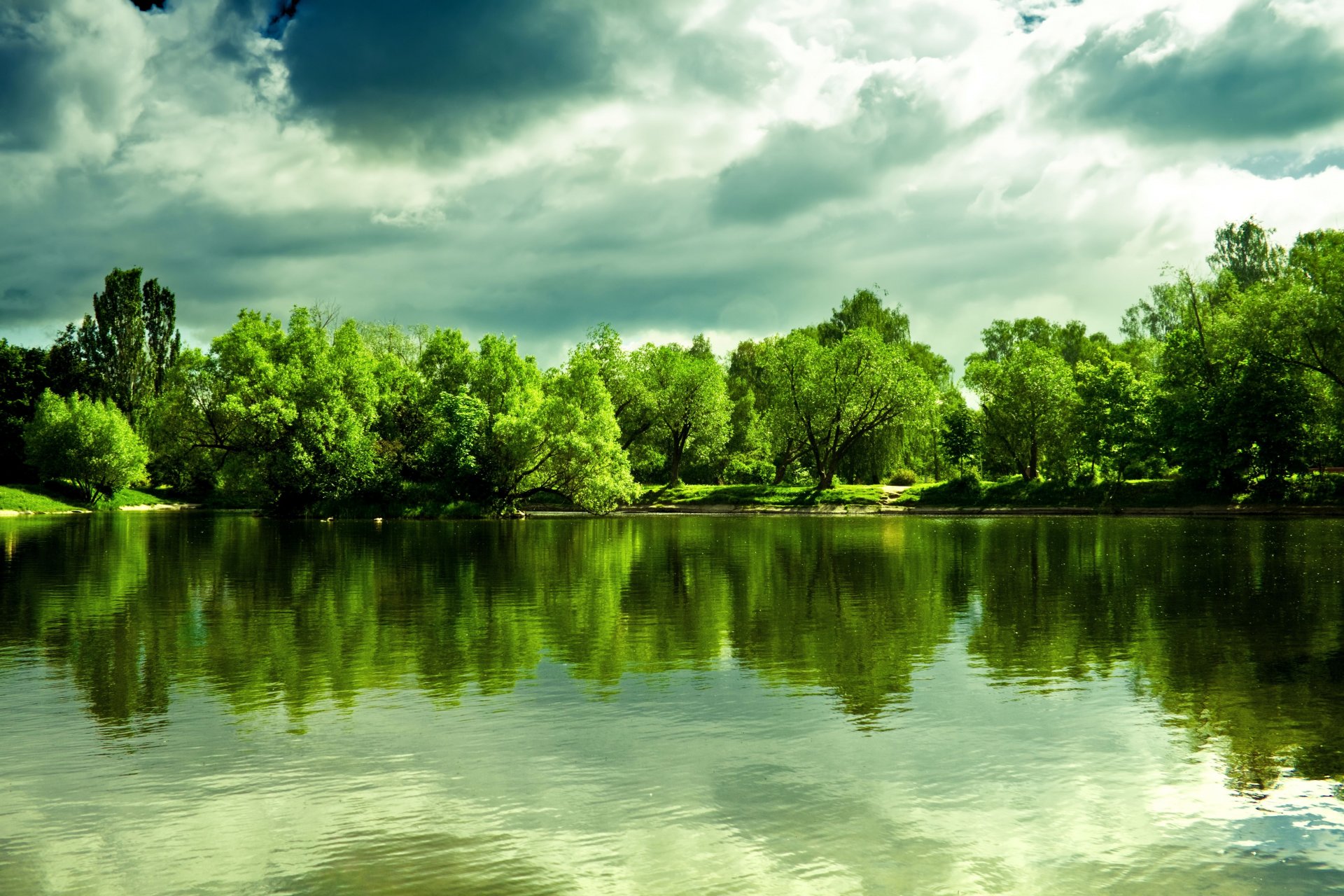 schöner see bild see reflexion ufer bäume dicht wolken