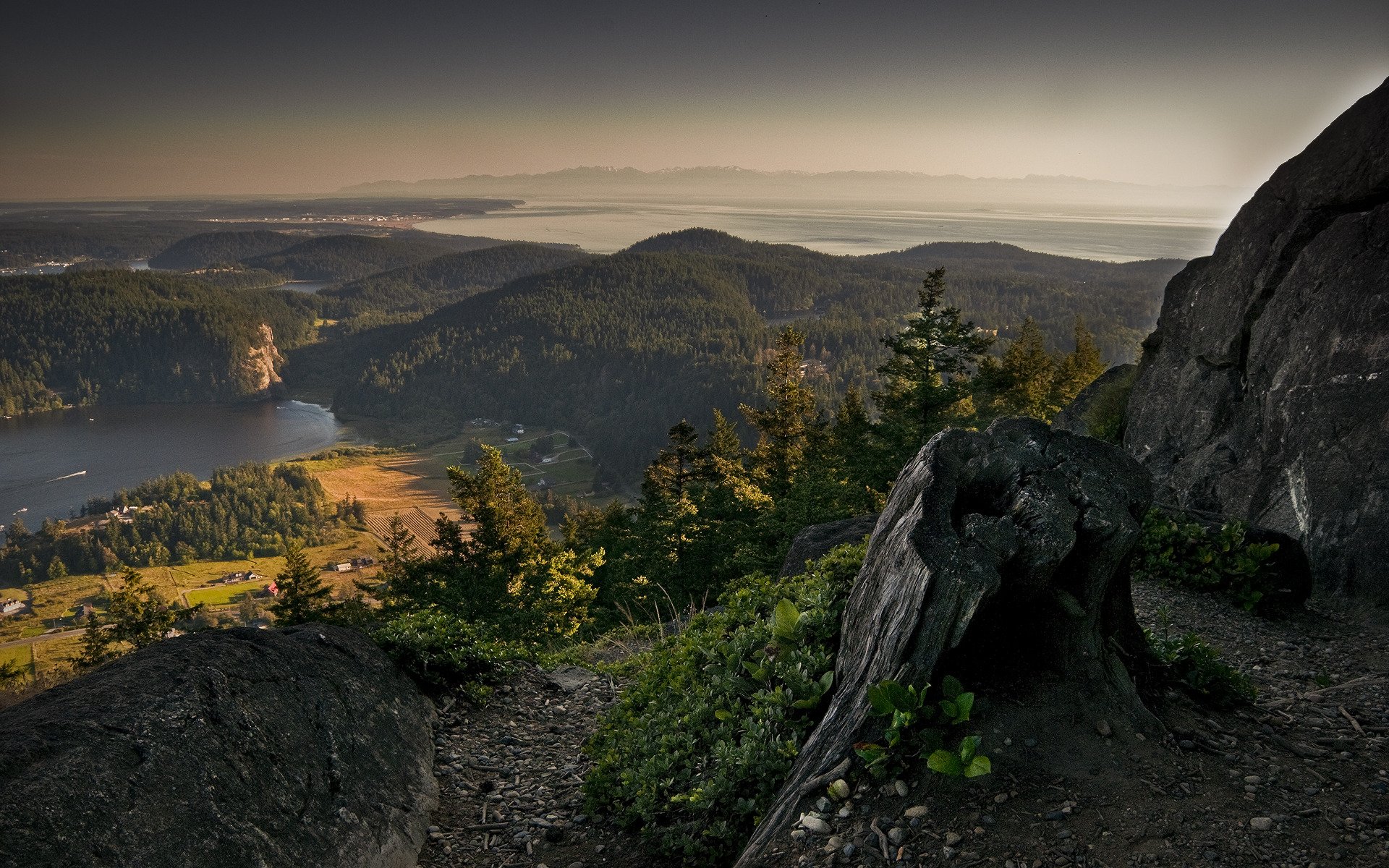 landschaften übersicht berge seen flüsse wald felsen steine dörfer häuser straßen himmel nebel horizont stumpf landschaft