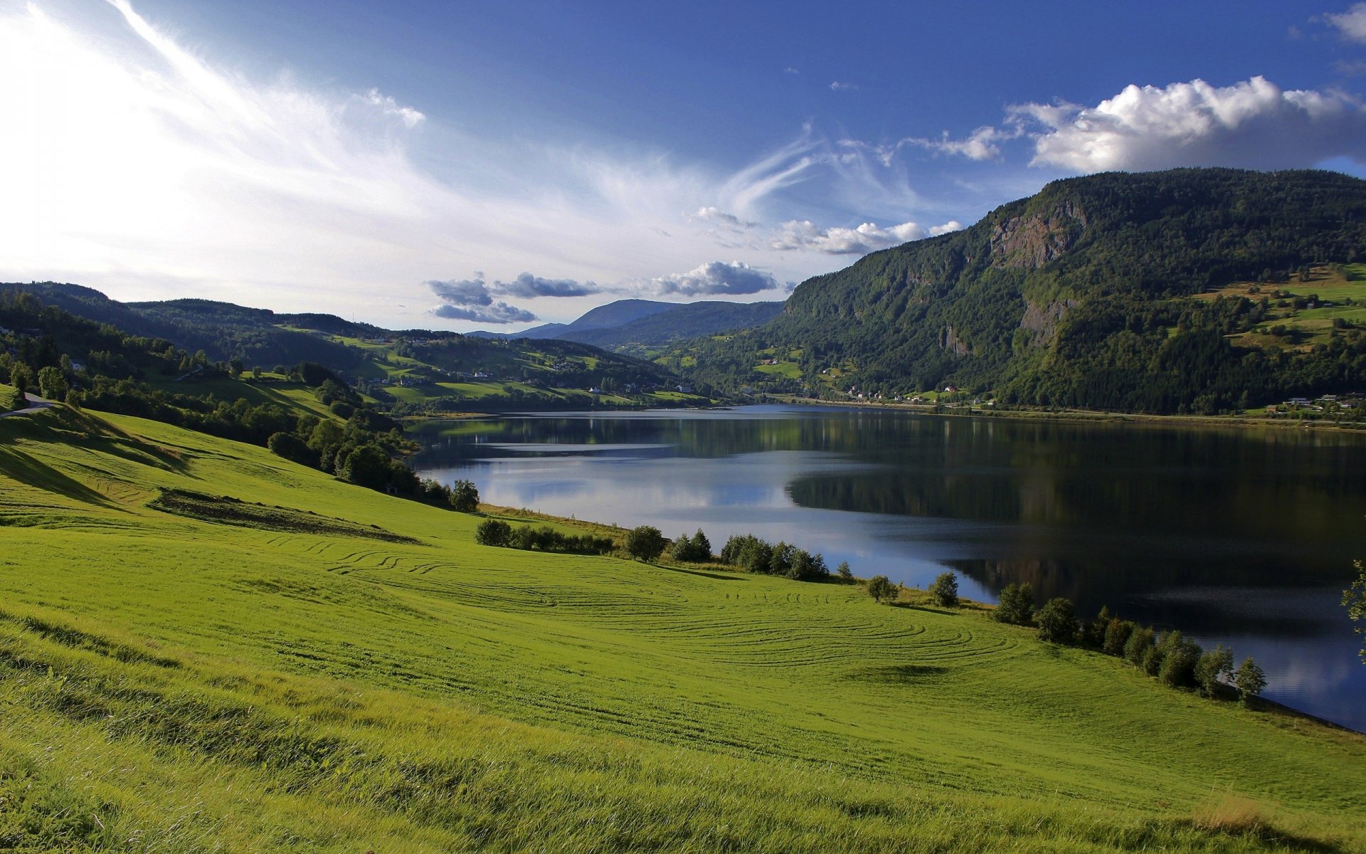 lac eau champs herbe verdure collines montagnes été arbres ciel nuages nature paysage