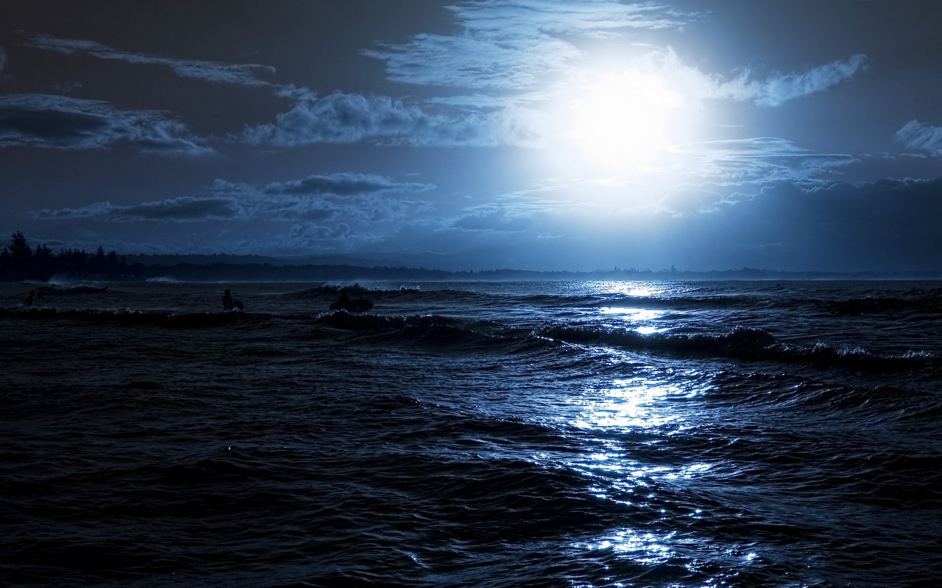 lune mer nuit gens surf planches vagues lueur éblouissement réflexion rayons