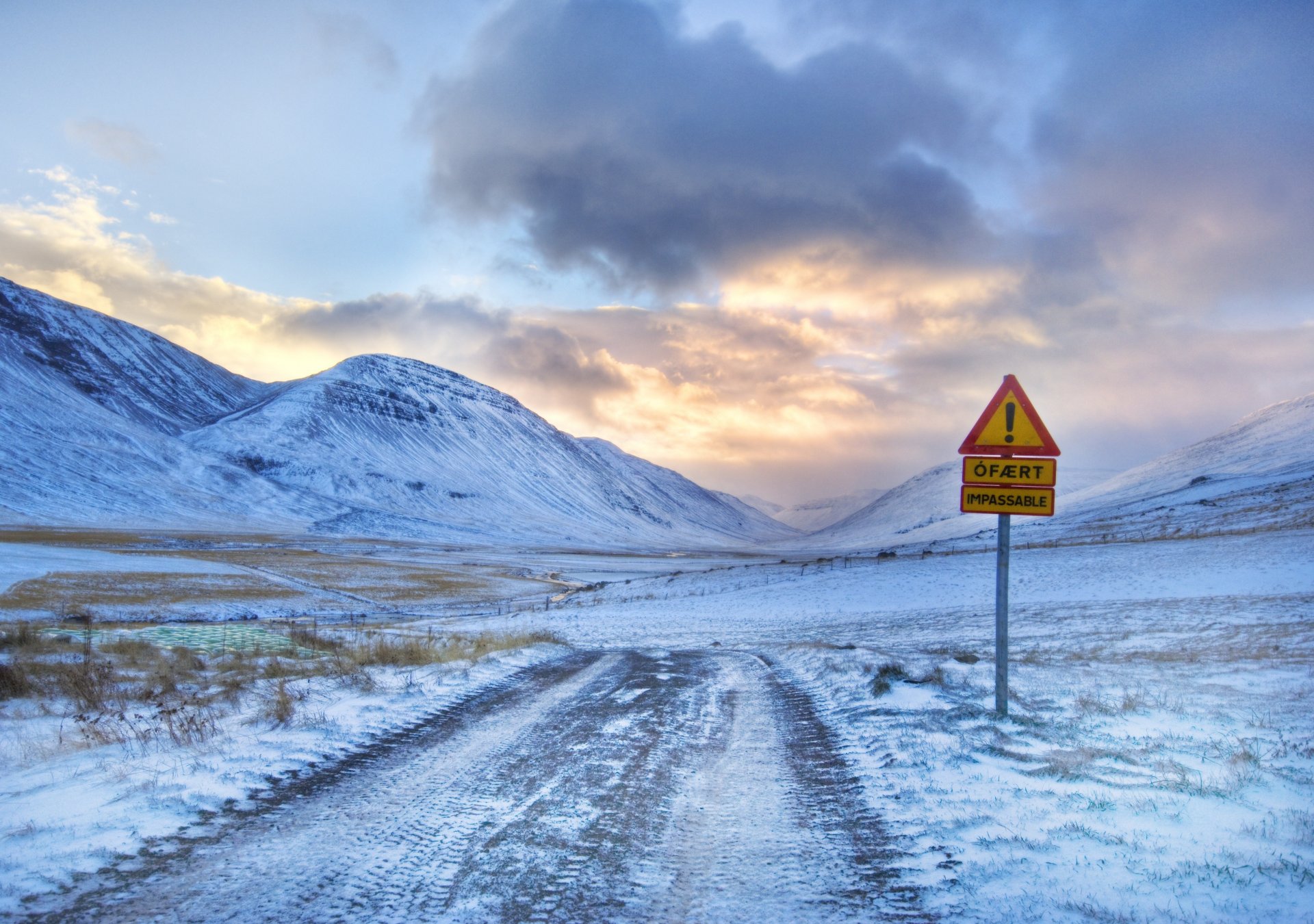 winter der weg zum berg und ein ausrufezeichen