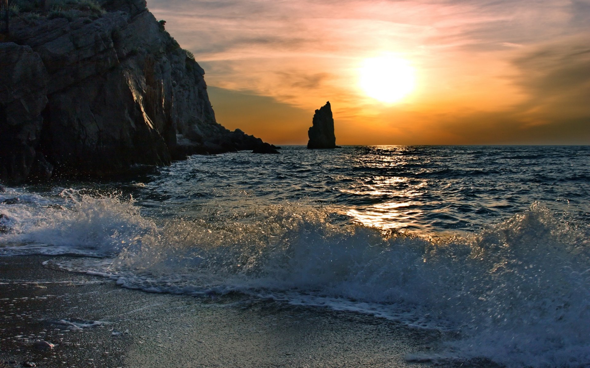 mare onda onde acqua spruzzi spruzzi rocce riva sabbia sole raggi luce cielo orizzonte alba mattina natura paesaggio