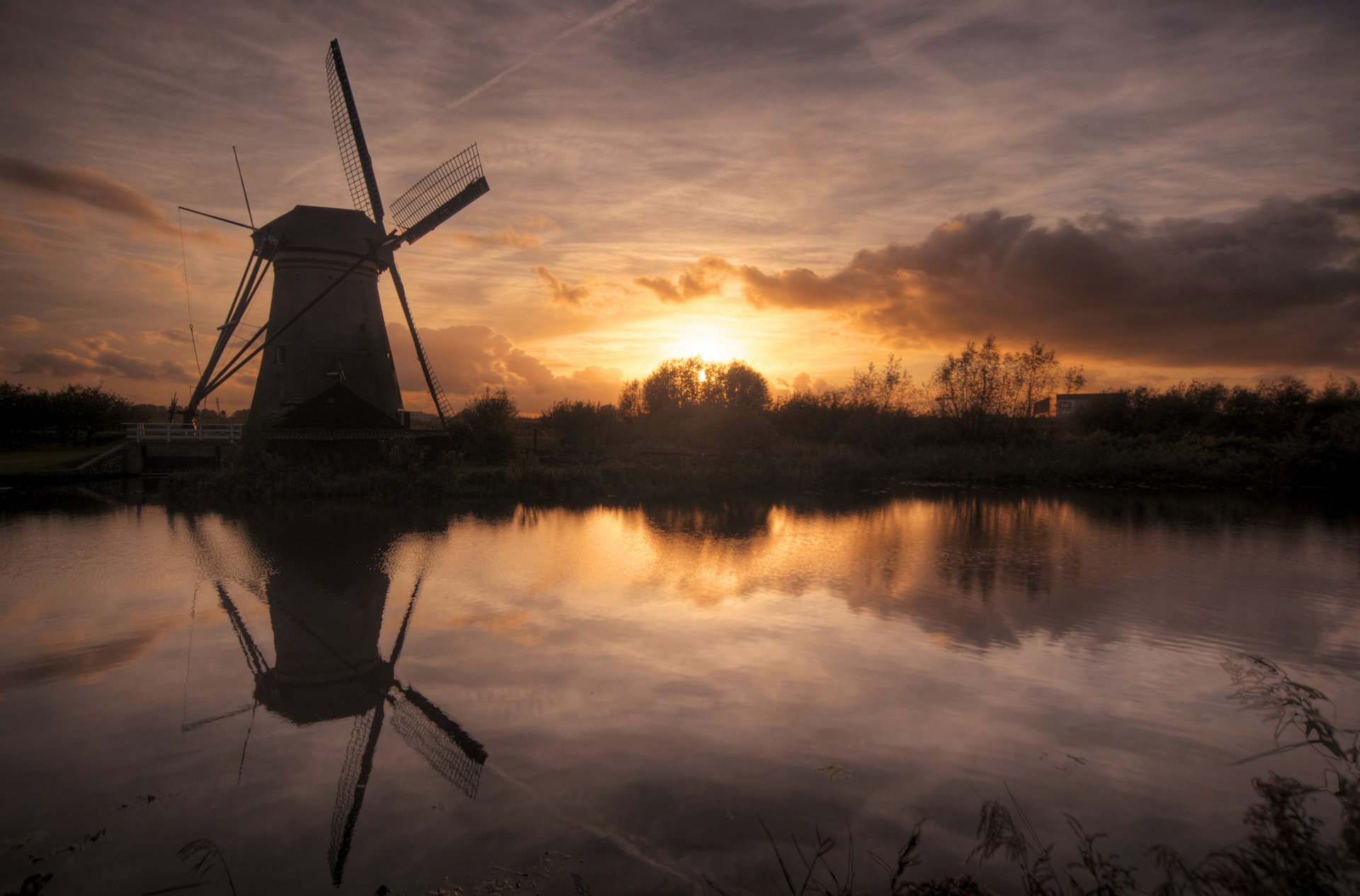 coucher de soleil rivière moulin ciel nuages soleil