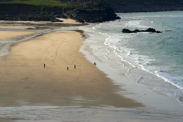 Una playa en el Reino Unido entre las rocas