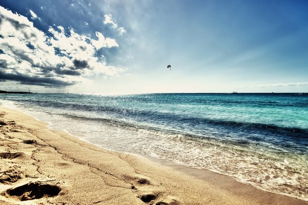 Leerer Sandstrand am Meer