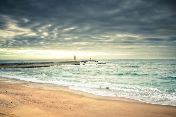 Plage de sable avec des phares sur la mer