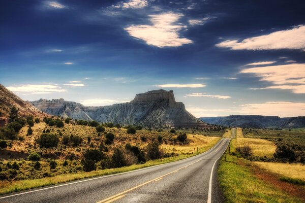 Strada di montagna e cielo infinito