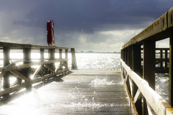 Muelle en el agua bajo el cielo azul