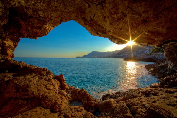 El sol en la Claraboya de piedra sobre el agua