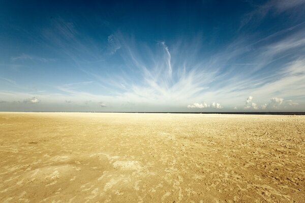 Sandstrand mit blauem Himmel