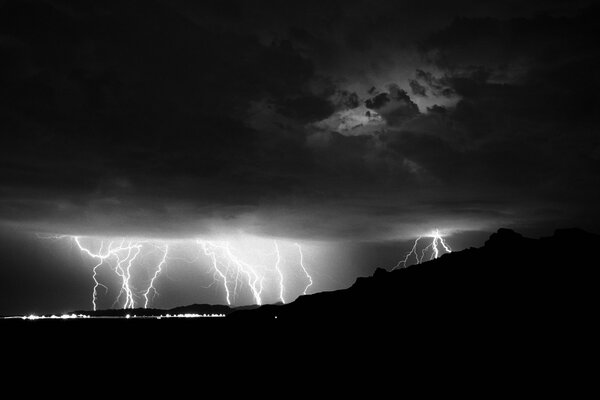 Foto de la imagen nocturna de la nube y del relámpago