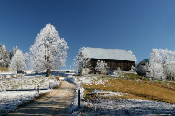 Ein Haus mit einem vereisten Dach. Der erste Frost