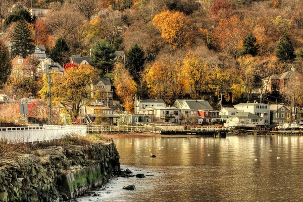 Village d automne au bord de la rivière