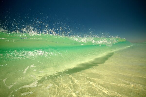 Paesaggio con l immagine dell oceano con spruzzi