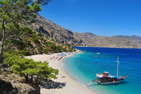 Plage Grecque et yacht au bord de la mer