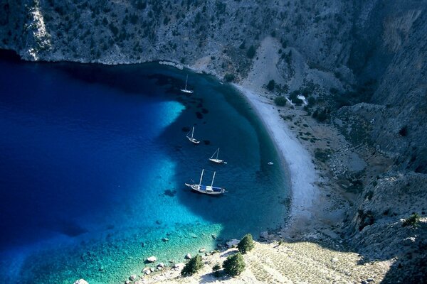 Mer et yachts dans le lagon