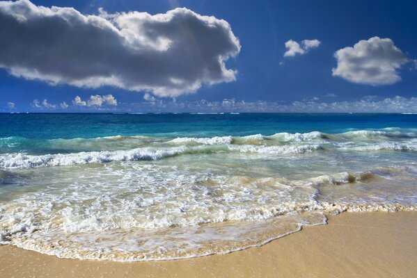 Die tiefe Pracht des azurblauen Ozeans , das Wasser ist von Wellen geschäumt und der bewölkte Horizont