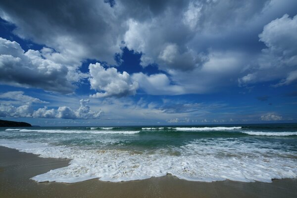 Playa de arena con olas