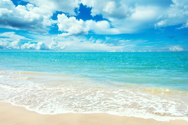 Obraz wybrzeża morskiego z beżowym piaskiem