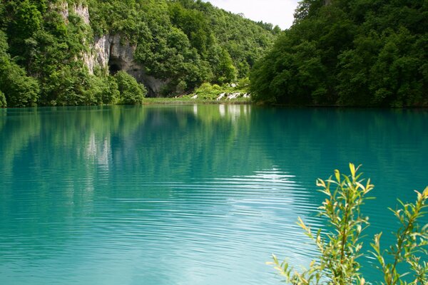 Lagon bleu sur fond de hautes falaises vertes