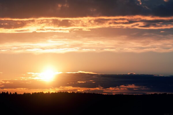 La puesta de sol perfecta. El cielo y el sol