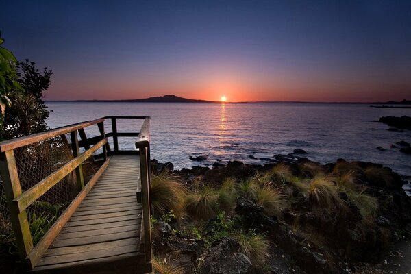 Sonnenuntergang am Flussufer