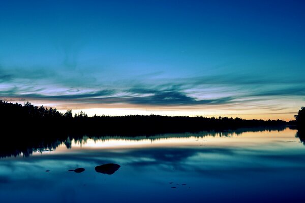 Tramonto estivo. Foresta. Lago