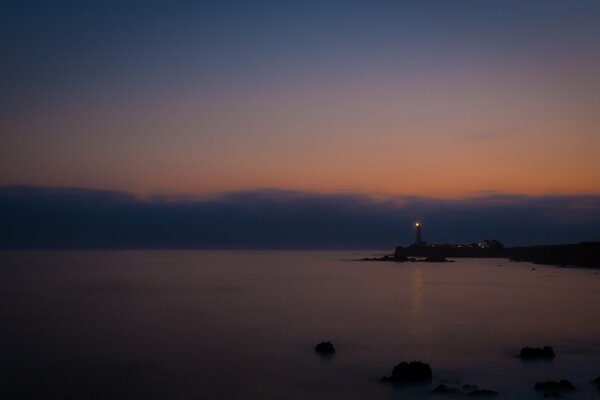 Faro de mar al atardecer