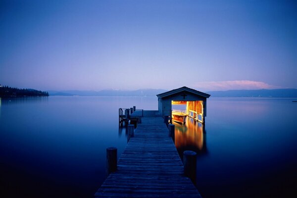 Lac dans un endroit lointain