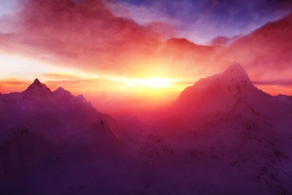 Coucher de soleil dans les montagnes au-dessus de l horizon