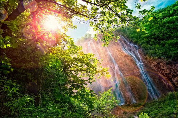 Cascade dans les reflets éblouissants du soleil