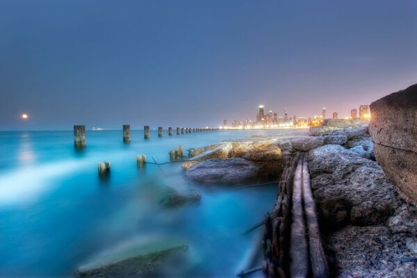 Das Meer in der Nacht. Lichter der Stadt