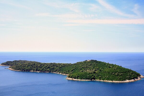 Остров летом среди моря в хорватии