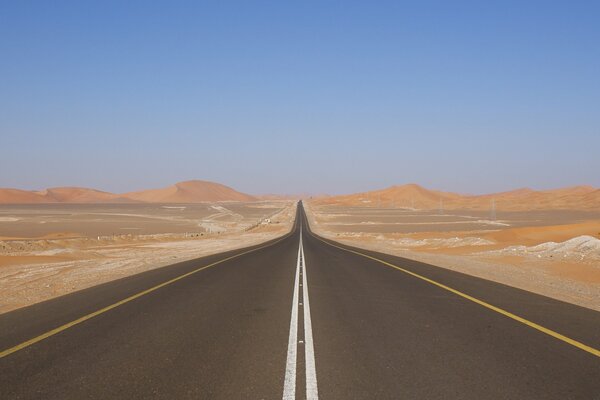 La pista en el desierto, en la distancia se ven las arenas