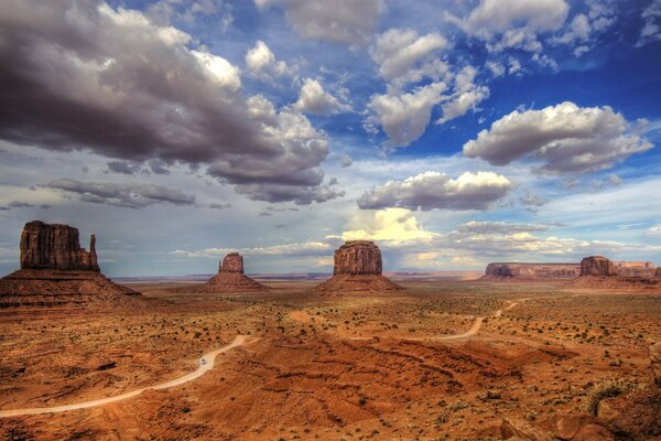 Desierto y hermosas nubes esponjosas