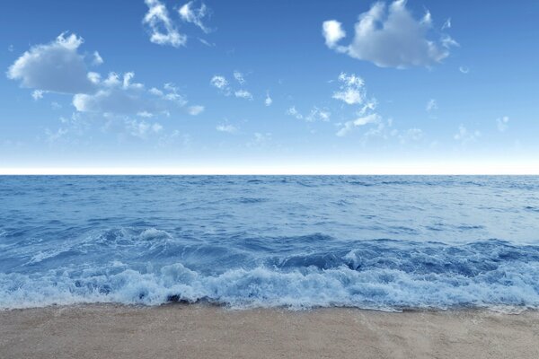 Stürmisches Meer mit Sandstrand und blauem Himmel