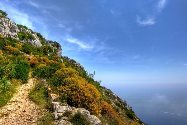 Landschaft mit steilen Klippen über dem Meer